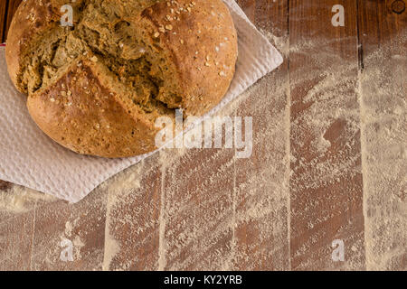 Traditional Irish Soda Pane per il giorno di San Patrizio è servita su infarinato e tavolo in legno Foto Stock