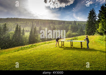 Aria aperta partita di ping-pong in condizioni difficili Foto Stock