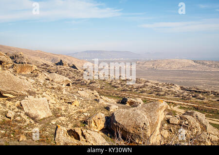 'Martian' paesaggio con chalk-rocce di pietra in Gobustan National Park, Azerbaigian Foto Stock