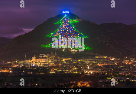 Gubbio (Italia) - Una delle più belle città medievali in Europa nella regione Umbria, Italia centrale con albero di Natale più grande del mondo Foto Stock