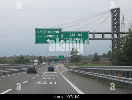 Italian cartello stradale a Frejus o Torino in autostrada nel nord Italia Foto Stock