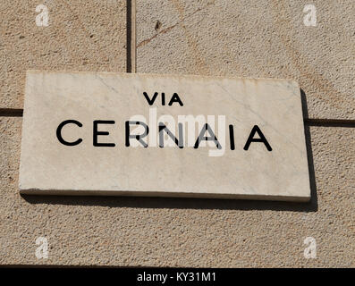 Cartello stradale con il nome CERNAIA è una strada a Torino città del Nord Italia Foto Stock