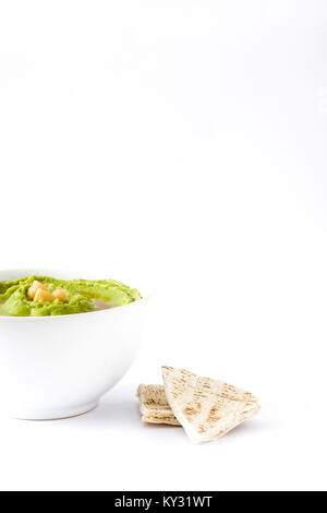 Avocado hummus nel recipiente isolato su sfondo bianco Foto Stock