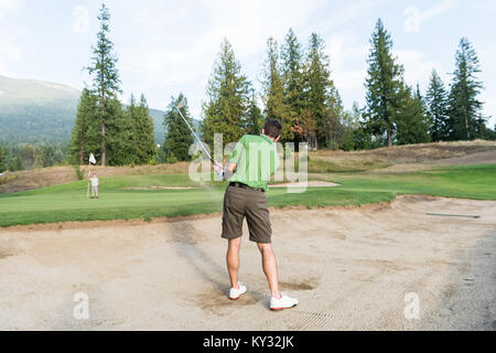 Padre e figlio giocando a golf Foto Stock