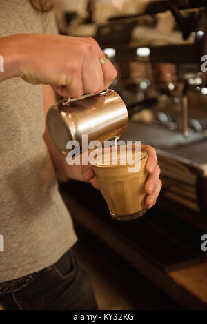 La sezione centrale del barista di bollitore per caffè Foto Stock