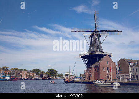 Haarlem, Paesi Bassi. De Adriaan, il mulino a vento di punto di riferimento nel centro di Haarlem sul fiume Spaarne Foto Stock