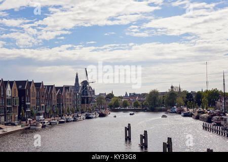 Haarlem, Paesi Bassi. De Adriaan, il mulino a vento di punto di riferimento nel centro di Haarlem sul fiume Spaarne Foto Stock