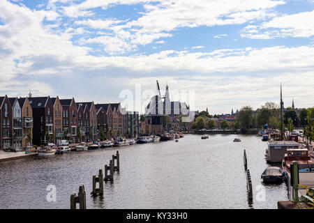 Haarlem, Paesi Bassi. De Adriaan, il mulino a vento di punto di riferimento nel centro di Haarlem sul fiume Spaarne Foto Stock