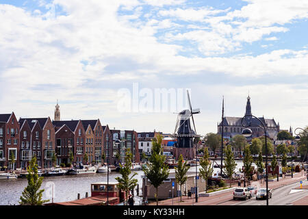 Haarlem, Paesi Bassi. De Adriaan, il mulino a vento di punto di riferimento nel centro di Haarlem sul fiume Spaarne Foto Stock