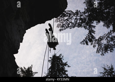 Scalatore lottando fino la Rocky Mountain Foto Stock