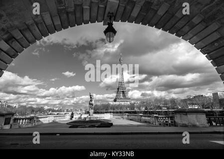 Vista Torre Eiffel dalla Bir Hakeim bridge, Parigi, Francia Foto Stock