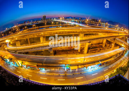 Sentieri di luce di autostrada in Taipei Foto Stock
