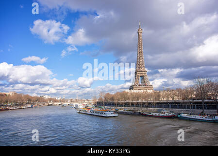 Vista Torre Eiffel dalla Bir Hakeim bridge, Parigi, Francia Foto Stock