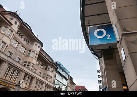 Monaco di Baviera, Germania - 18 dicembre 2017: O2 logo sul loro Monaco di Baviera negozio principale. O2 è uno dei principali carrier telefonici e internet service provider in Germania Foto Stock