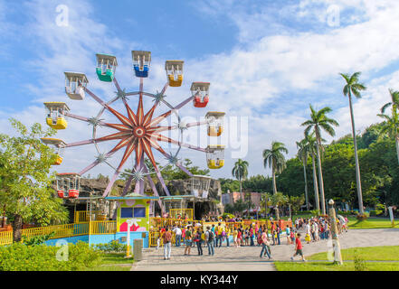 Coloratissima ruota panoramica nel parco giochi Foto Stock