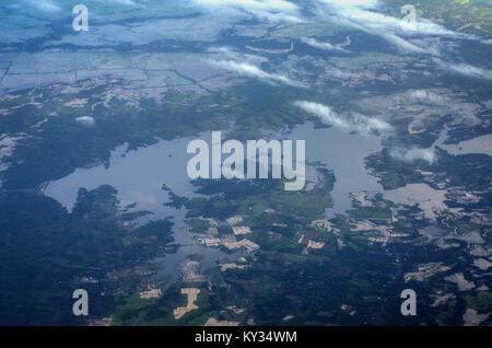 Il lago di Tempe (danau Tempe) durante asciutto seaon come visto dalla finestra di aereo. Foto Stock