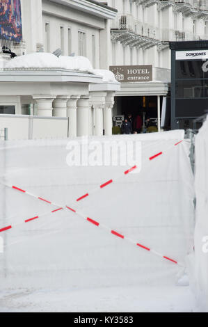 Il grand hotel Belvedere di Davos, in Svizzera, è schermato dal pubblico da blocchi stradali e schermate durante il Forum Economico Mondiale (WEF) il 25 gennaio 2013. Ogni anno, massiccia precauzioni di sicurezza per il WEF girare la Svizzera piccolo villaggio alpino di Davos in una fortezza. Foto Stock