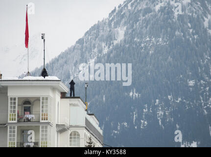 Ufficio federale di polizia sono cecchini custodendo le strade di Davos dal tetto del grand hotel Belvedere di Davos, in Svizzera, durante il Forum Economico Mondiale (WEF) il 25 gennaio 2013. Ogni anno, massiccia precauzioni di sicurezza per il WEF girare la Svizzera piccolo villaggio alpino di Davos in una fortezza. Foto Stock