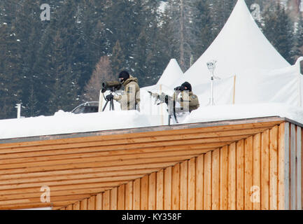 Swiss Army Sniper sul belvedere dal tetto del pesantemente protetti conference centre di Davos, in Svizzera, dove il Forum Economico Mondiale (WEF) avviene il 25 gennaio 2013. Ogni anno, massiccia precauzioni di sicurezza per il WEF girare la Svizzera piccolo villaggio alpino di Davos in una fortezza. Foto Stock