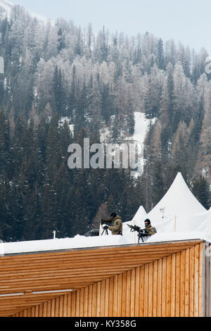 Swiss Army Sniper sul belvedere dal tetto del pesantemente protetti conference centre di Davos, in Svizzera, dove il Forum Economico Mondiale (WEF) avviene il 25 gennaio 2013. Ogni anno, massiccia precauzioni di sicurezza per il WEF girare la Svizzera piccolo villaggio alpino di Davos in una fortezza. Foto Stock