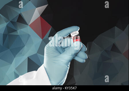 La mano guantata detiene scientifico o medico di campione nella parte anteriore del background geometrico, spazio di testo Foto Stock