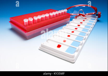 Supporto tubo pieno di campioni, occhiali di protezione e il vassoio con i campioni di sangue blu sul gradiente dello sfondo Foto Stock