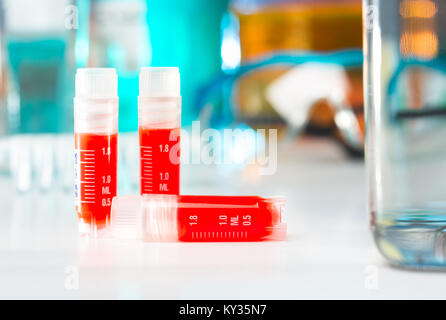 Vials per criogenia di congelare le colture cellulari o anticorpi in azoto liquido, riempito con mezzi di coltura cellulare Foto Stock