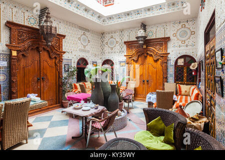 Marrakech, Marocco - 29 febbraio 2016: Riad di Marrakech, Marocco. Il Riad è una tradizionale casa marocchina o palace con un giardino interno o courtyar Foto Stock