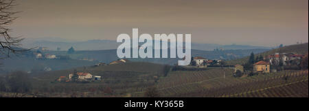 Vista panoramica sulle colline con vigneti a Nizza Monferrato, Piemonte, Italia