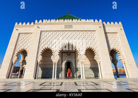 RABAT, Marocco - MARZO 03, 2016: soldato di guardia nazionale in costume all'entrata del Mausoleo di Mohammed V. Mausoleo di Mohammed V situato in Raba Foto Stock