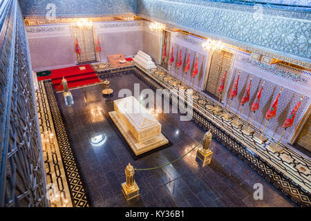 RABAT, Marocco - 03 Marzo 2016: il Mausoleo di Mohammed V è un edificio storico situato sul lato opposto della Torre Hassan sul Yacoub un Foto Stock