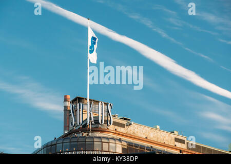 Helsinki, Finlandia - 10 dicembre 2016: Bandiera con il logo logo sul tetto di originale Sokos Hotel su sfondo blu cielo Foto Stock