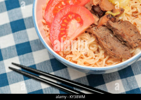 Closeup colpo di sana tagliatelle a base di carne preparati con verdure fresche e vegetariano fette di carne di montone. Foto Stock