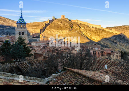 Vista panoramica del borgo e del castello in Albarracin, Aragona, Spagna Foto Stock
