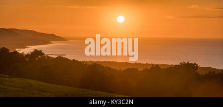 Tramonto sul mare con la città di Bastad (Båstad) qui di seguito. Vista panoramica dal Hallandsas presso la penisola Bjare, Skane, Svezia e Scandinavia. Foto Stock