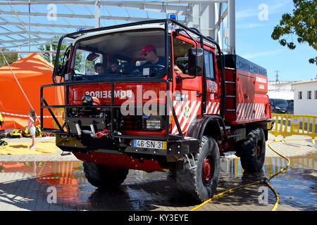 Il Portogallo, Algarve, Lagoa, circa 04.06.2017. Nuovissimo motore Fire che viene visualizzata in un locale fiera internazionale. Fire fighter che mostra la parte interna del th Foto Stock