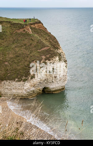 I turisti si fermò sulla sommità di alte scogliere di gesso a Flamborough Head, North Yorkshire, Inghilterra. Foto Stock