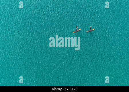 Vista aerea di due unidentified stand up paddle boarders sul lago Foto Stock