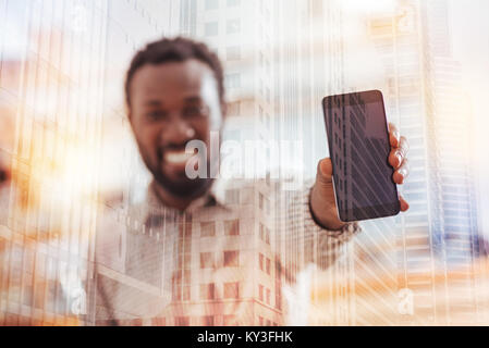 Incentrato sulla fotografia di mano maschio che azienda gadget Foto Stock