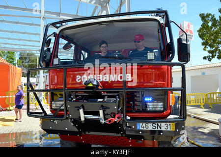 Il Portogallo, Algarve, Lagoa, circa 04.06.2017. Nuovissimo motore Fire che viene visualizzata in un locale fiera internazionale. Fire fighter che mostra la parte interna del th Foto Stock