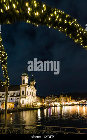 Lucerna, Svizzera - 2 Dicembre 2017: accesa la Chiesa Gesuita presso il fiume Reuss durante il tempo di Natale. Foto Stock