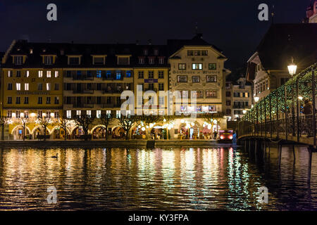 Lucerna, Svizzera - 2 Dicembre 2017: case illuminate durante il tempo di Natale a Lucerna, Svizzera. Foto Stock