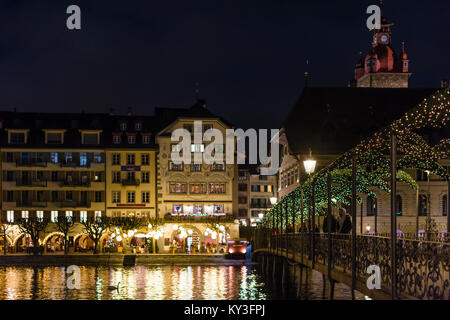 Lucerna, Svizzera - 2 Dicembre 2017: case illuminate durante il tempo di Natale a Lucerna, Svizzera. Foto Stock