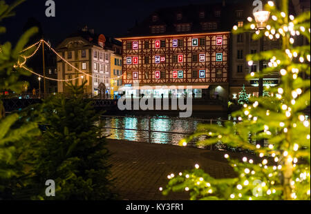 Lucerna, Svizzera - 2 Dicembre 2017: la facciata di una casa a Lucerna mostra un illuminato calendario dell'Avvento come ornamento di Natale. Foto Stock