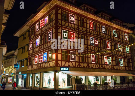 Lucerna, Svizzera - 2 Dicembre 2017: la facciata di una casa a Lucerna mostra un illuminato calendario dell'Avvento come ornamento di Natale. Foto Stock