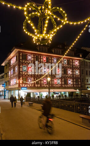 Lucerna, Svizzera - 2 Dicembre 2017: la facciata di una casa a Lucerna mostra un illuminato calendario dell'Avvento come ornamento di Natale. Foto Stock