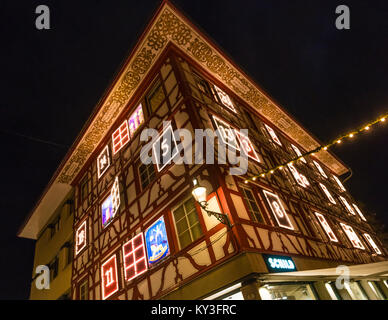 Lucerna, Svizzera - 2 Dicembre 2017: la facciata di una casa a Lucerna mostra un illuminato calendario dell'Avvento come ornamento di Natale. Foto Stock