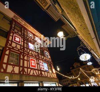 Lucerna, Svizzera - 2 Dicembre 2017: la facciata di una casa a Lucerna mostra un illuminato calendario dell'Avvento come ornamento di Natale. Foto Stock