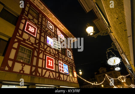 Lucerna, Svizzera - 2 Dicembre 2017: la facciata di una casa a Lucerna mostra un illuminato calendario dell'Avvento come ornamento di Natale. Foto Stock