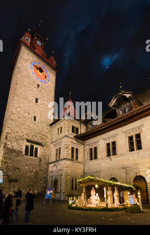 Lucerna, Svizzera - 2 Dicembre 2017: notturni di scena della natività nella città vecchia di Lucerna, Svizzera, durante il tempo di Natale. Foto Stock